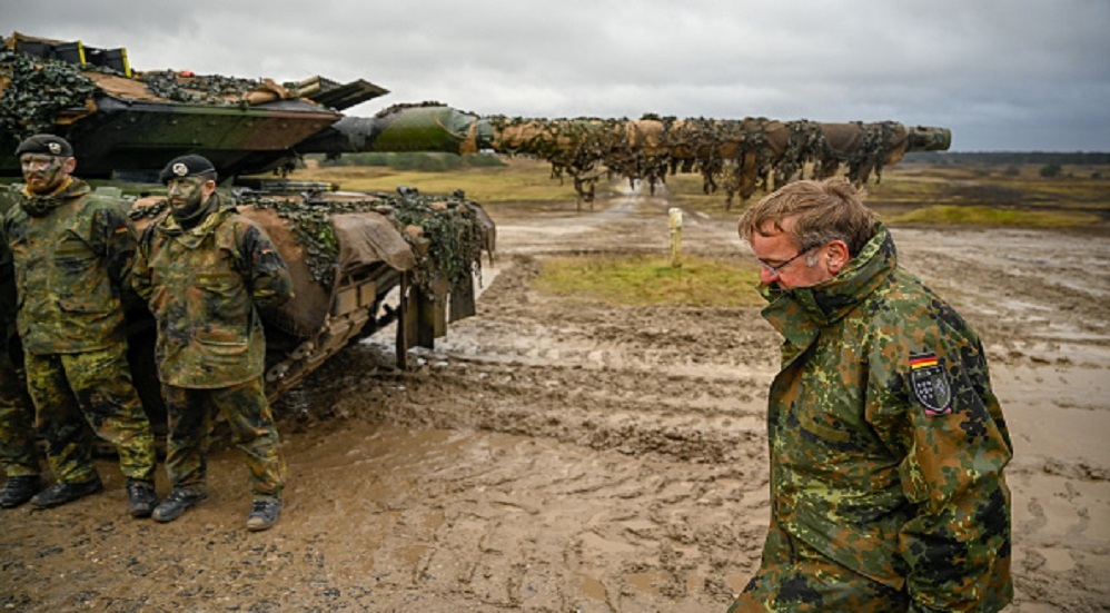 وزير الدفاع الألماني يزور كييف ويطلق تصريحات معادية ضد الرئيس الروسي