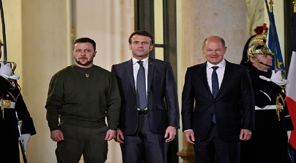خلال اجتماع في باريس.. زيلينسكي يطلب من ماكرون وشولتس تزويد كييف  بطائرات وأسلحة ثقيلة
