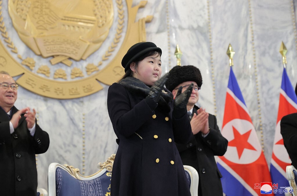 ابنة زعيم كوريا الشمالية تظهر مرة أخرى في عرض عسكري