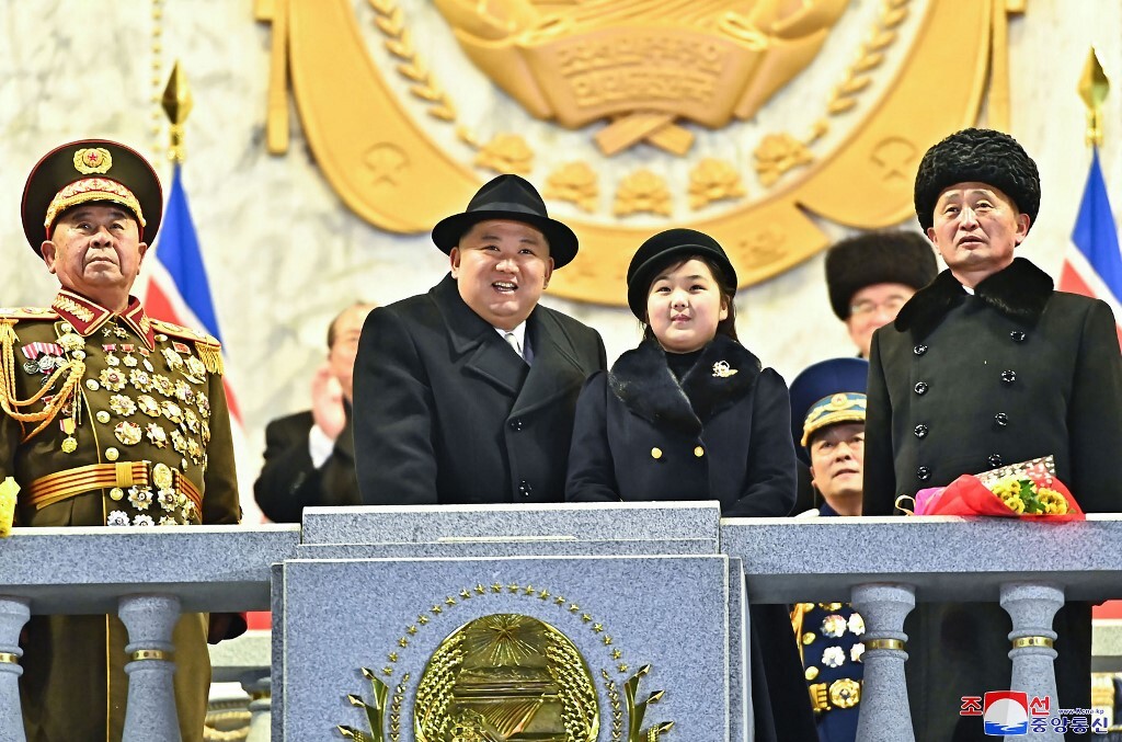 ابنة زعيم كوريا الشمالية تظهر مرة أخرى في عرض عسكري
