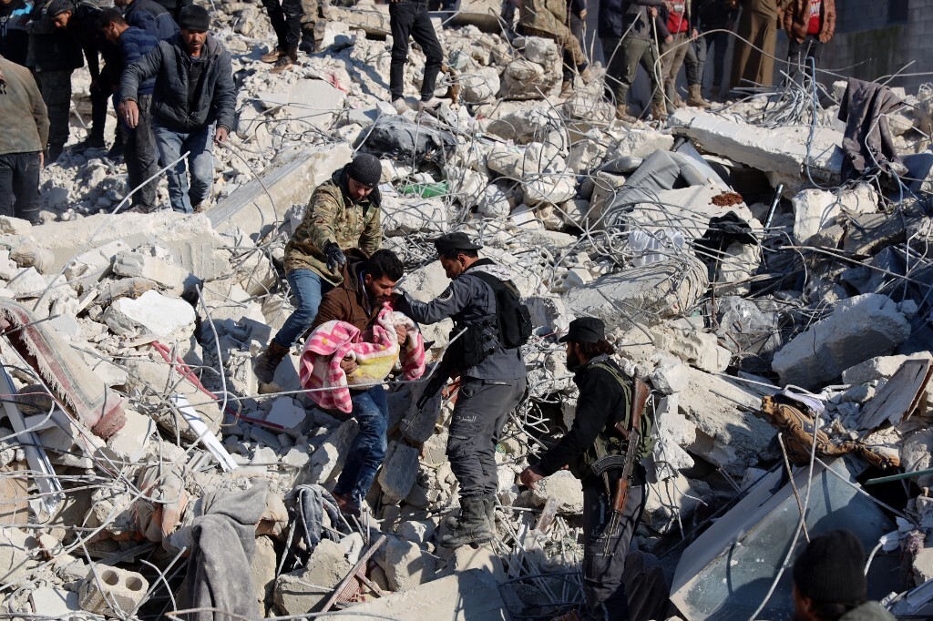دخول أول قافلة مساعدات منذ وقوع الزلزال إلى مناطق خارج سيطرة دمشق