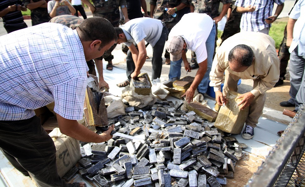 ضباط أمن ليبيون يحروقون طرود حشيش مضبوطة في طرابلس - 2012