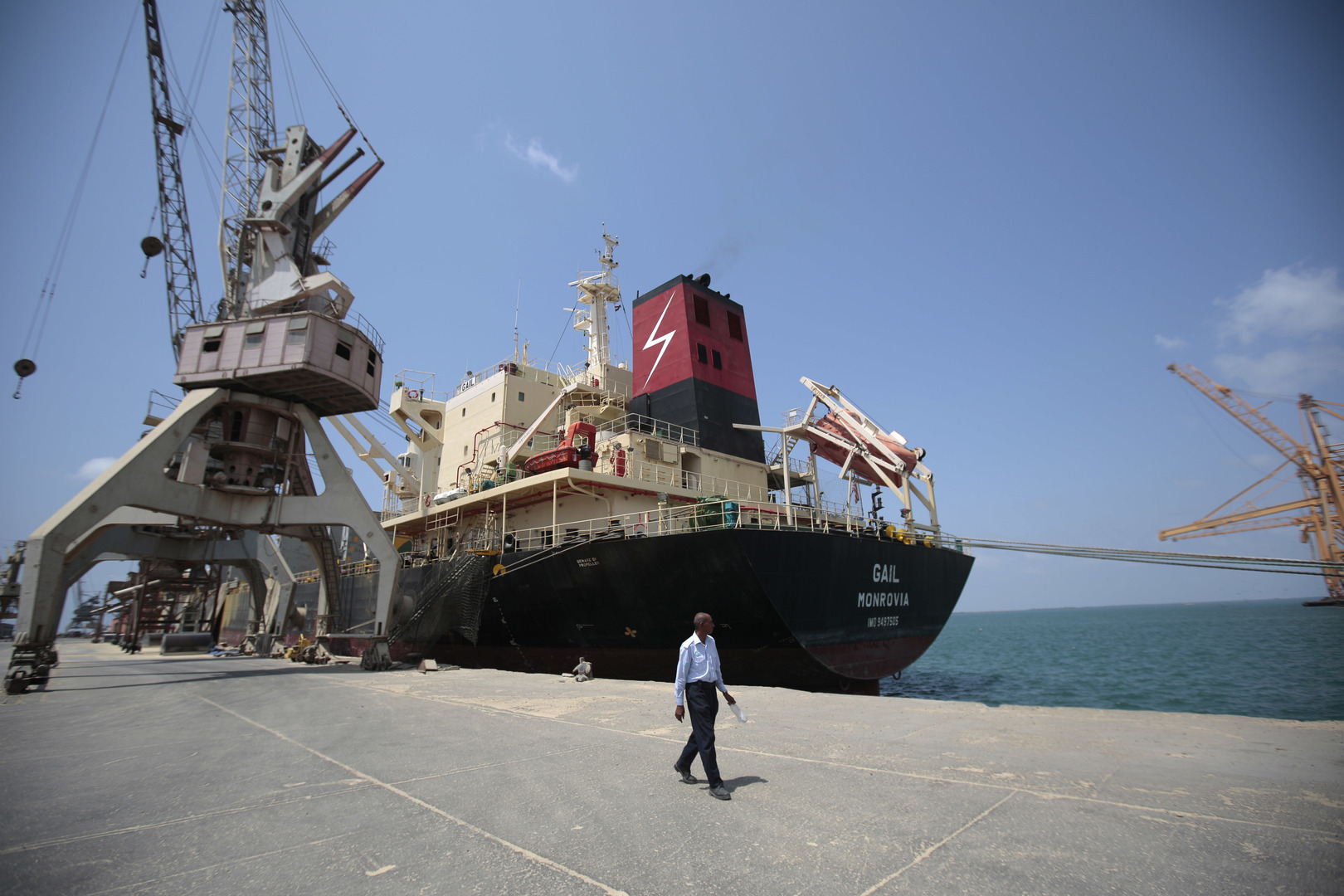الحوثيون: عبور السفن التجارية إلى موانئ الحديدة دون احتجاز أو تأخير بارقة أمل للسلام