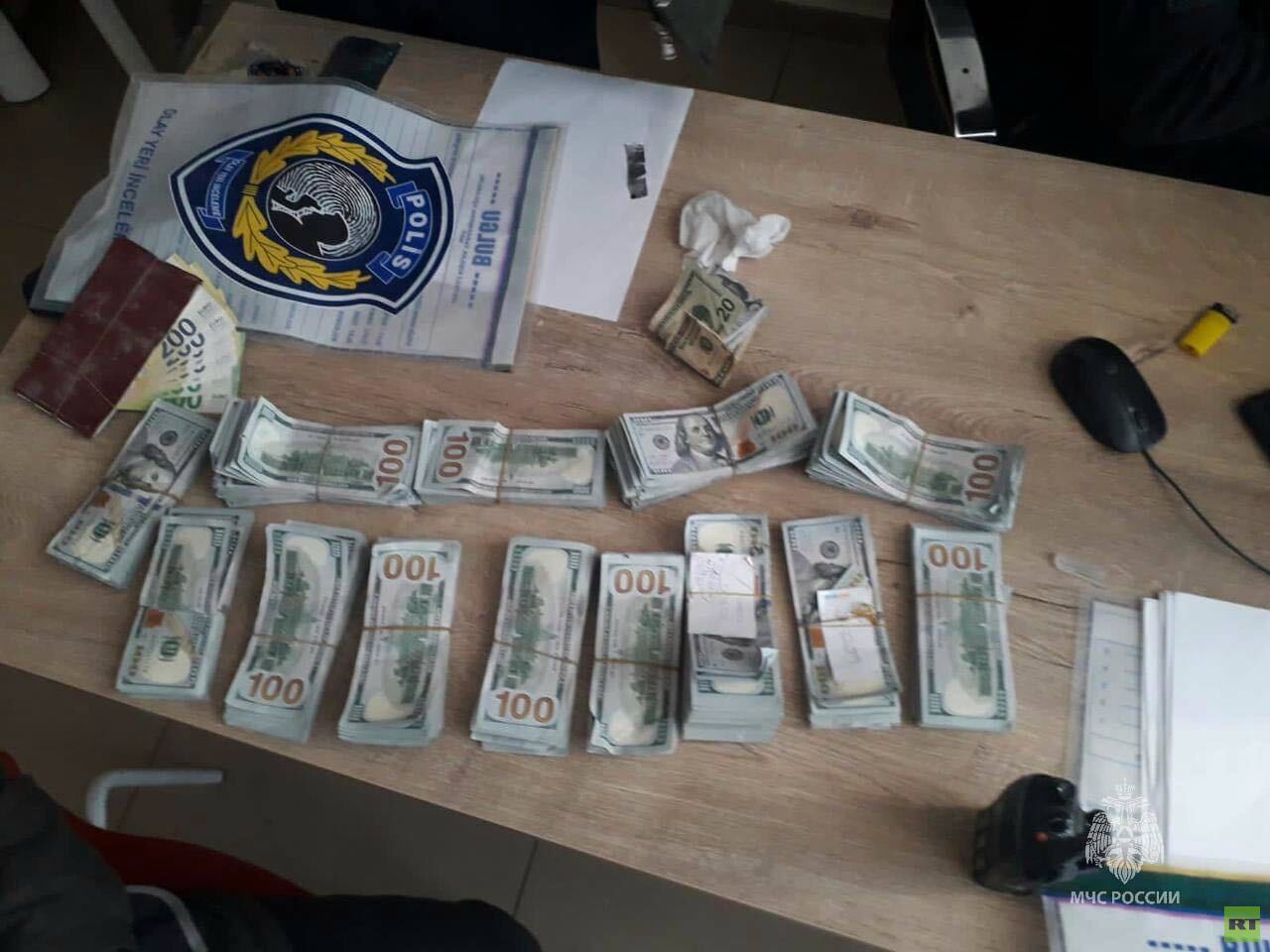 الطوارئ الروسية: العثور على 150 ألف دولار أثناء إزالة الأنقاض في تركيا (صور)