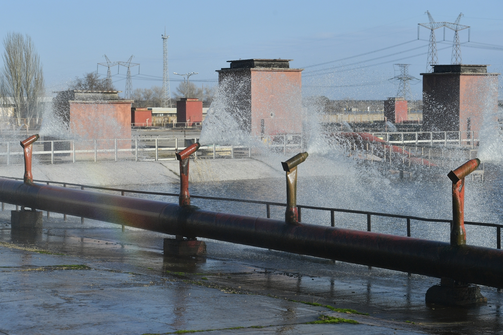 منطقة زابوروجيه تطالب كييف بالكف عن منع تدفق المياه إلى خزان قرب المحطة النووية