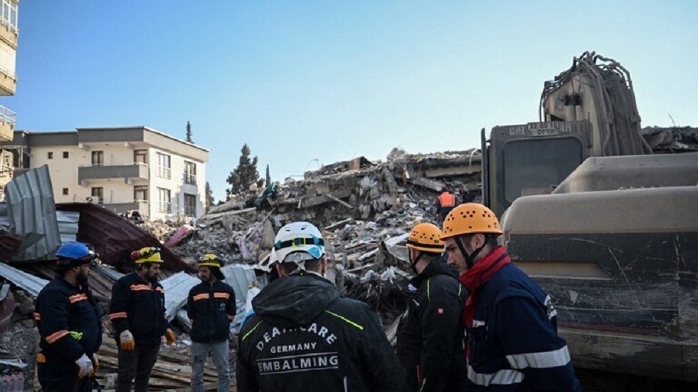 تركيا.. رجال الإنقاذ انتشلوا ستة أشخاص أحياء من تحت الأنقاض (فيديو)