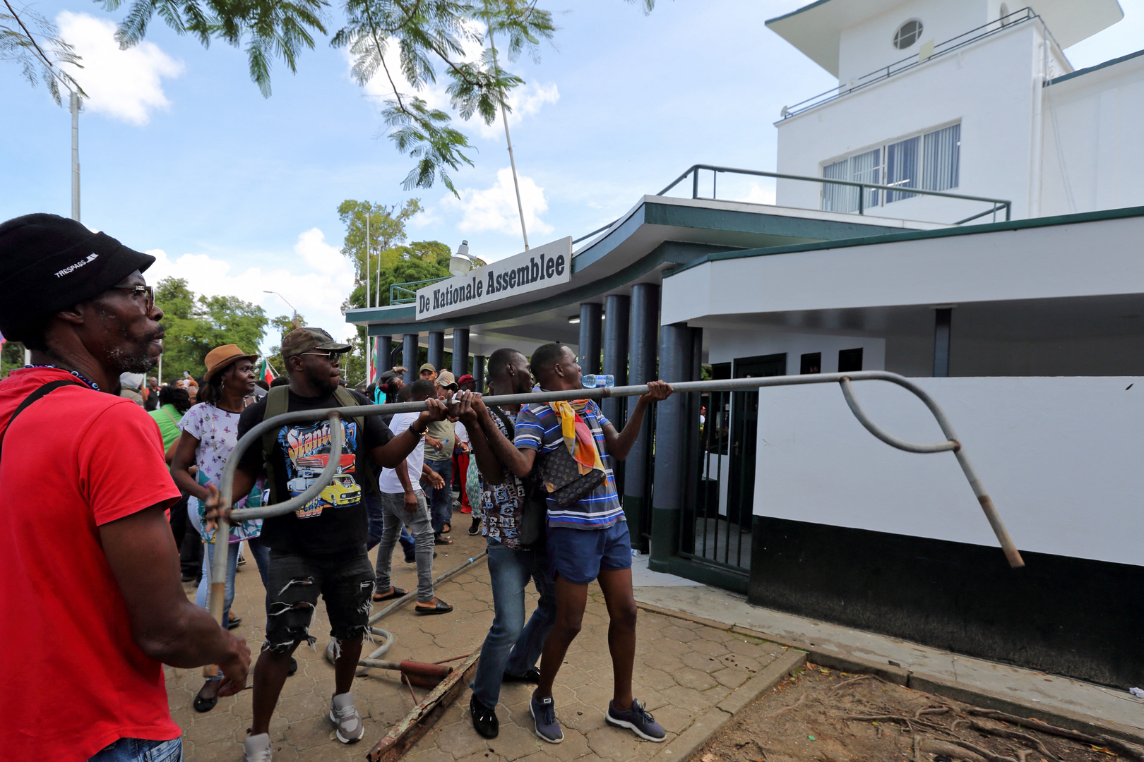 سورينام.. متظاهرون يقتحمون البرلمان احتجاجا على ارتفاع سعر الوقود