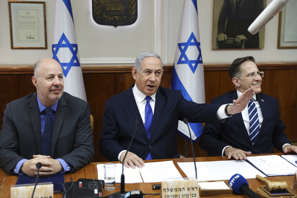 رئيس الوزراء الإسرائيلي بنيامين نتنياهو ومستشار الأمن القومي الإسرائيلي، تساحي هنغبي