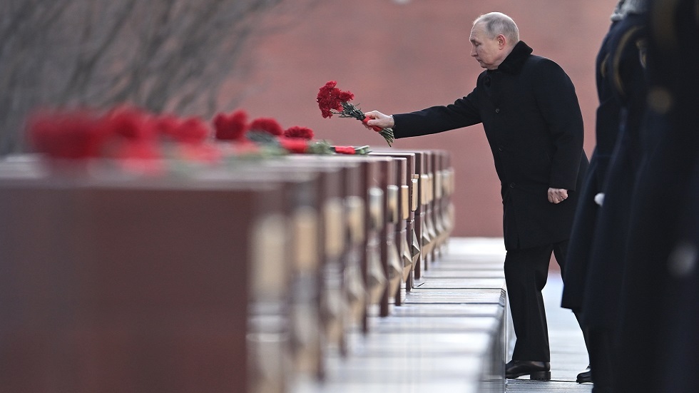 بالفيديو.. بوتين يضع إكليلا من الزهور أمام ضريح الجندي المجهول في موسكو