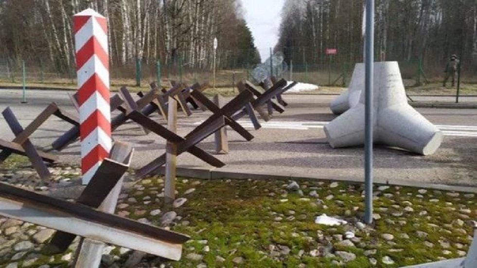 بولندا تنصب الحواجز والمتاريس المضادة للدبابات على الطرق مع روسيا وبيلاروس
