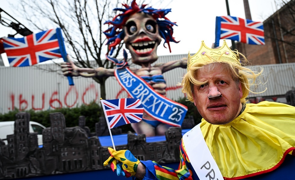 مسيرة احتجاجية تسخر عبر دمية لرئيس الوزراء البريطاني الأسبق بوريس جونسون