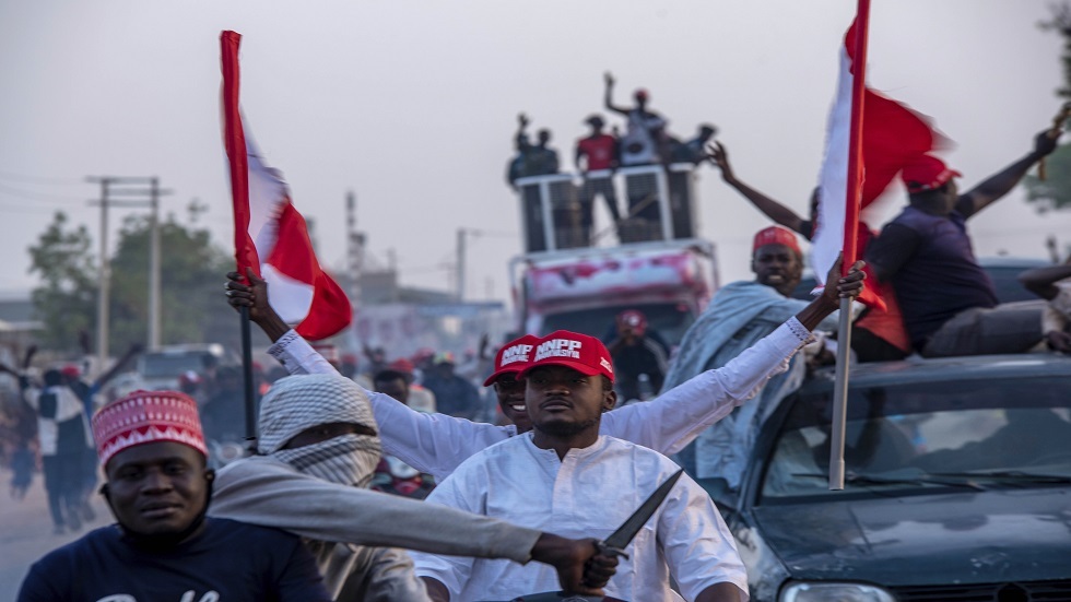 نيجيريا اعتقال نائب يحمل نصف مليون دولار نقدا قبل الانتخابات العامة