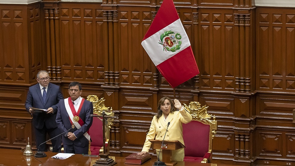 دينا بولوارت أثناء مراسم إداء اليمين في الكونغرس كرئيسة جديدة لبيرو