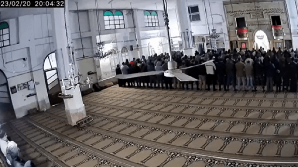 شاهد.. كيف تصرف المصلون أثناء أدائهم الصلاة في أحد جوامع إدلب عندما هز الزلزال المسجد