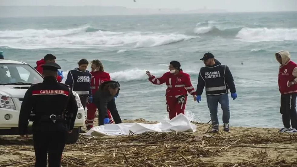 الكشف عن جنسيات ضحايا غرق قارب الهجرة قبالة السواحل الإيطالية (صور)