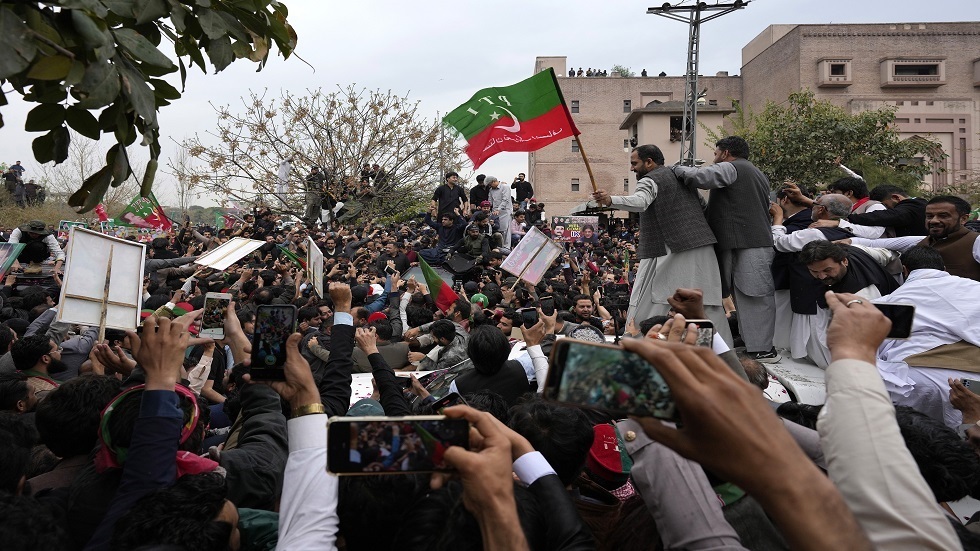 باكستان.. مواجهات بين أنصار عمران خان والشرطة في محاولة اعتقاله (فيديو)