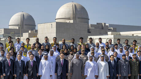 رئيس كوريا الجنوبية يلتقي المسؤولين المشاركين في بناء محطة الطاقة النووية في الإمارات