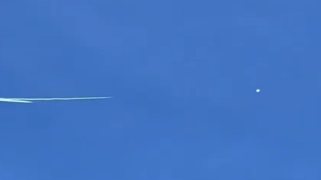 فيديو جديد للحظة إسقاط المنطاد الصيني بعد استهدافه بصاروخ من طائرة حربية أمريكية