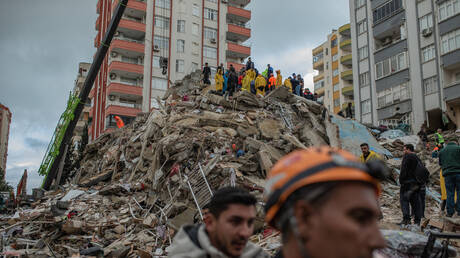 سائح خليجي يوثق لحظة وقوع زلزال تركيا المدمر من داخل الفندق (فيديو)