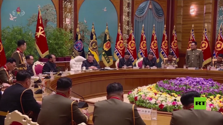 بالفيديو.. كيم جونغ أون يعقد اجتماعا مع جنرالاته ويأمر بتكثيف التدريبات العسكرية