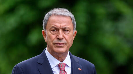 وزير الدفاع التركي: سننقل 9 كتائب كوماندوز من غرب تركيا و4 من قبرص إلى مناطق الزلازل