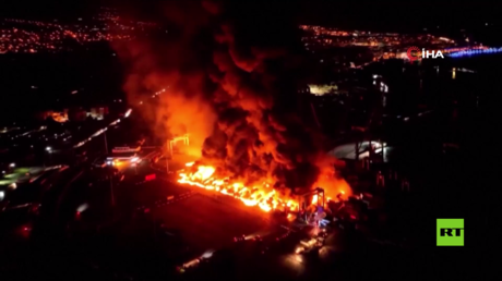 بالفيديو.. حريق ميناء إسكندرون في تركيا يستمر لليلة الثانية بعد الزلزال