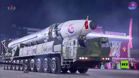 بالفيديو.. الكشف عن أحدث الصواريخ الباليستية الكورية الشمالية خلال عرض بحضور الزعيم كيم