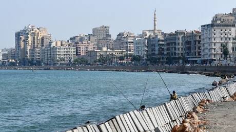 مصر.. قلق في الإسكندرية بعد تغير لون مياه البحر (صورة + فيديو)