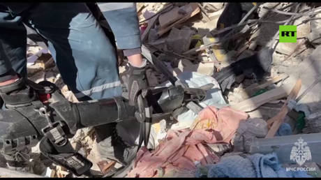 بالفيديو.. عمل طواقم الطوارئ الروسية في جبلة السورية