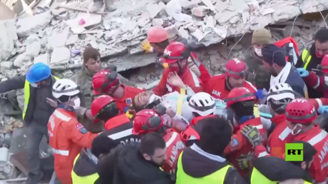 بالفيديو.. إنقاذ شاب من تحت الأنقاض في أنطاكيا بعد نحو 7 أيام على الزلزال