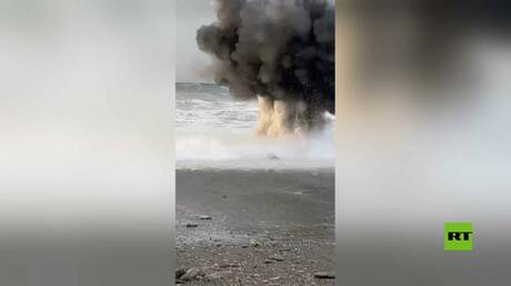 لحظة انفجار لغم جرفته عاصفة إلى سواحل جورجيا