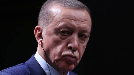 أردوغان يمتنع عن مصافحة شخصيتين بارزتين خلال جنازة زعيم سابق لحزب الشعب