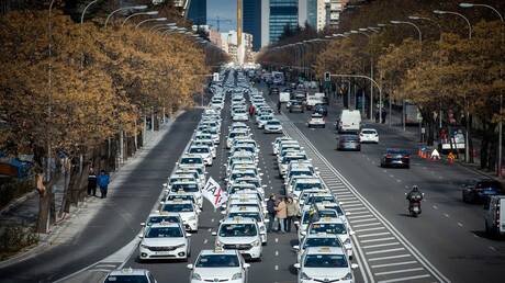 تظاهر آلاف سائقي الأجرة في مدريد احتجاجا على سياسة الحكومة الإقليمية.. فيديو