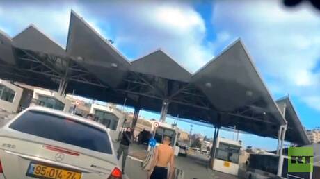 حرس الحدود الإسرائيلي ينكل بعائلة فلسطينية على حاجز مخيم شعفاط شمالي القدس (فيديو)