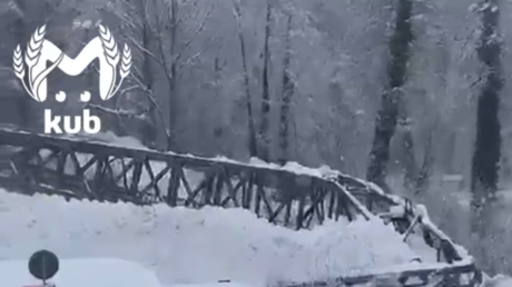 بالفيديو من روسيا.. انهيار ثلجي يقتلع جسرا حديديا ضخما ويحمله بعيدا