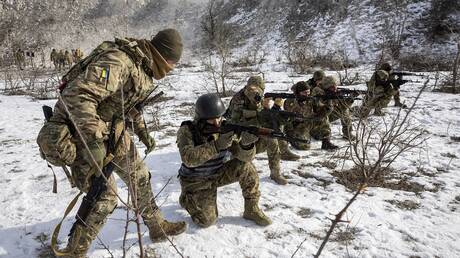 ضابط أمريكي يكشف عن مصير الجيش الأوكراني في حال أوقف الناتو دعمه!