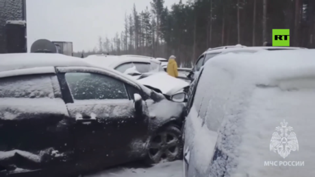 بالفيديو.. اصطدام 41 سيارة على الطريق السريع بين موسكو وبطرسبورغ