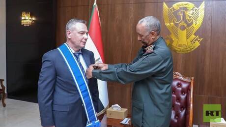 الخرطوم.. البرهان يمنح سفير روسيا لدى السودان وسام النيلين من الدرجة الأولى خلال وداعه
