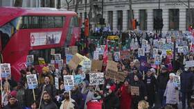 بريطانيا.. انطلاق أكبر مسيرة عمالية للمطالبة برفع الأجور (فيديو + صور)