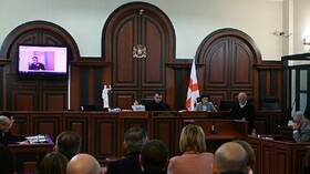 فقد 45 كلغ من وزنه وصار أشبه بهيكل عظمي.. سكاشفيلي يعرض للمحكمة ما حل بجسده في السجن (الفيديو)