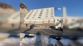 فيديو يظهر انقلاب مبنى نتيجة الزلزال في تركيا