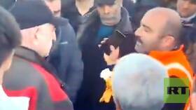 "لقد سئمنا".. رجل إنقاذ تركي يلقن رئيس حزب معارض درسا بعد هجومه على السوريين (فيديو)