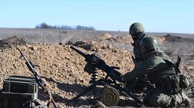 الجيش الروسي يخترق تحصينات القوات الأوكرانية ويجبرها على التراجع 3 كلم في جمهورية لوغانسك (فيديو)