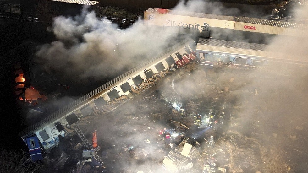 حادث مروع.. عشرات القتلى في اصطدام قطاري شحن وركاب في اليونان (فيديو)