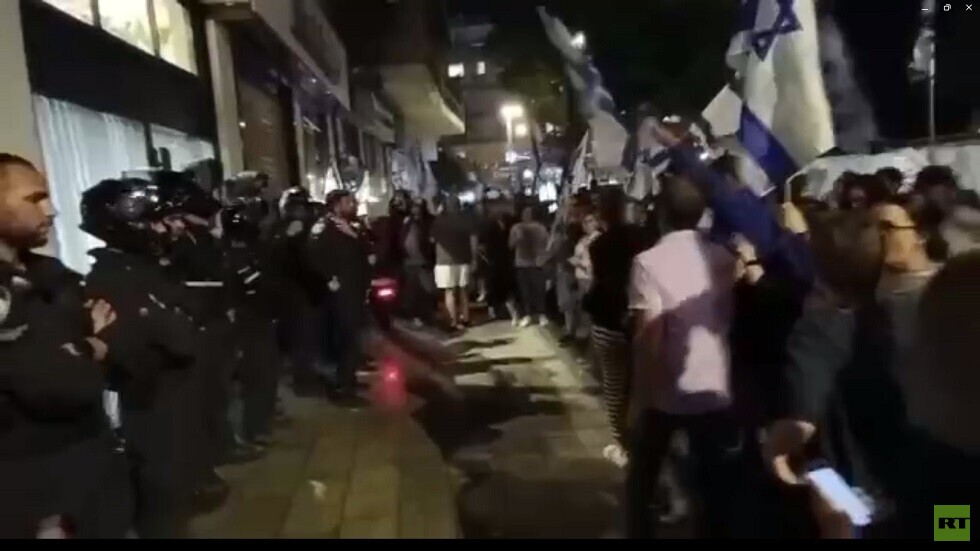 بالقوة.. بن غفير يصدر أوامره بتفريق متظاهرين يحاصرون زوجة نتنياهو في صالون تجميل بتل أبيب