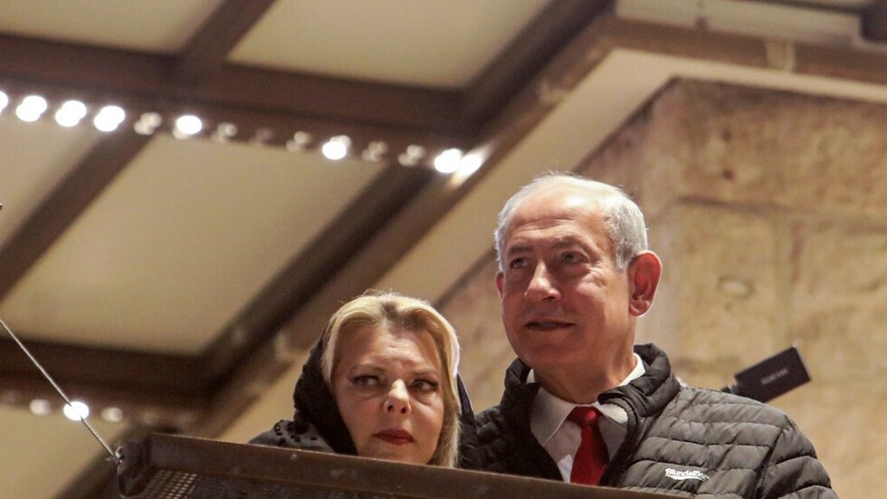 كيف أنقذ نتنياهو زوجته سارة من بين "براثن المحتجين"؟ (صور+ فيديو)