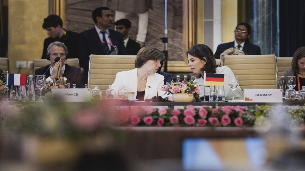 قراء "دي فيلت" الألمانية يسخرون منها: بيربوك استدارت 360 درجة بتوجيهها هذا الطلب للافروف