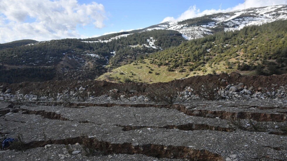آخذ في الاتساع.. كاميرات ترصد صدعا كبيرا في كهرمان مرعش بطول 150 مترا (صور)