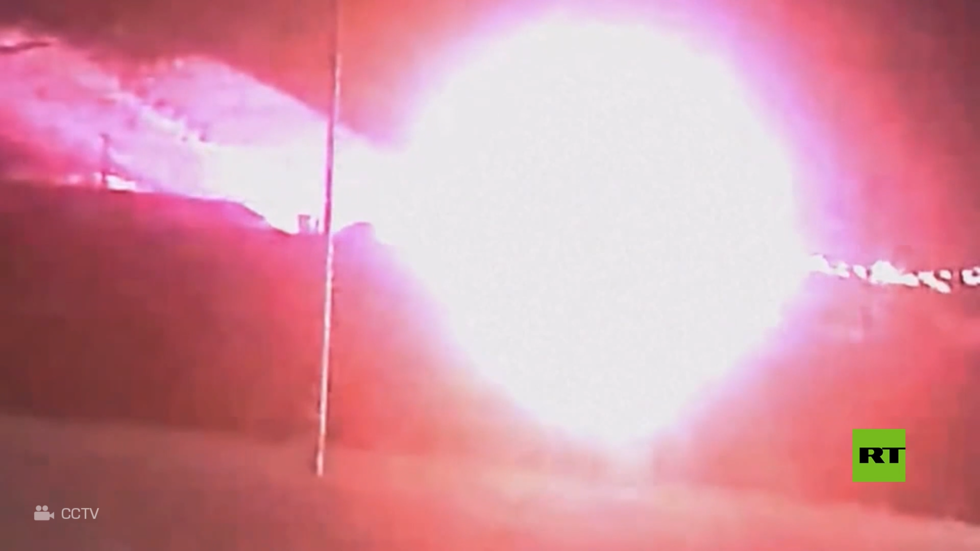 شاهد كيف وقعت كارثة قطاري اليونان!.. كاميرا المراقبة تسجل لحظة الاصطدام المرعبة