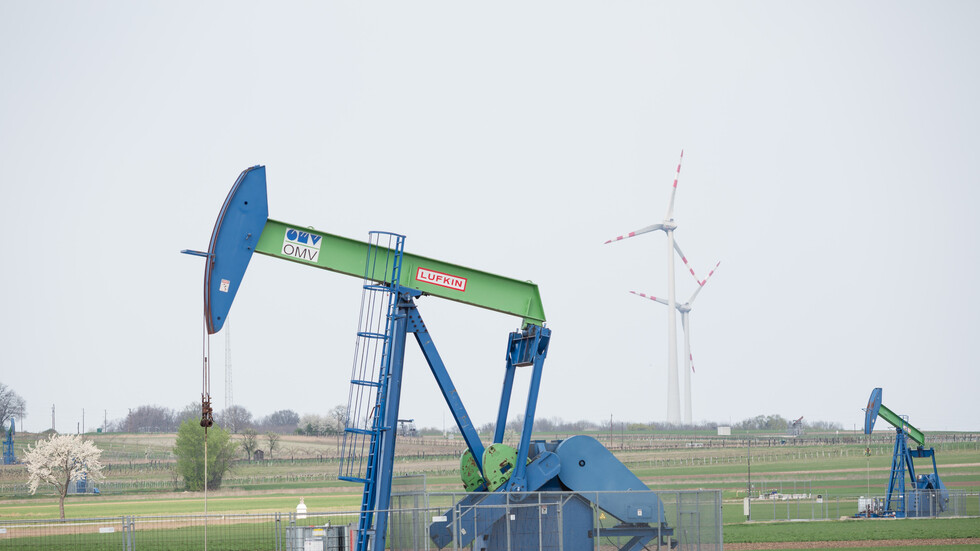 انخفاض أسعار النفط بعد صعودها إلى أعلى مستوى في أسابيع